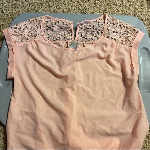 💕🎀Paper Crane Pink sheer shoulder Shirt large - Picture 1 of 2
